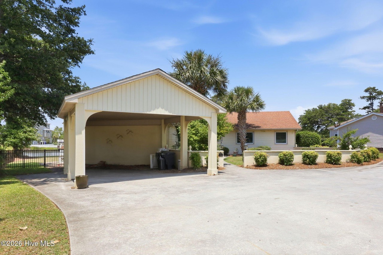 220 Club Point Dr - Photo 2 of 31