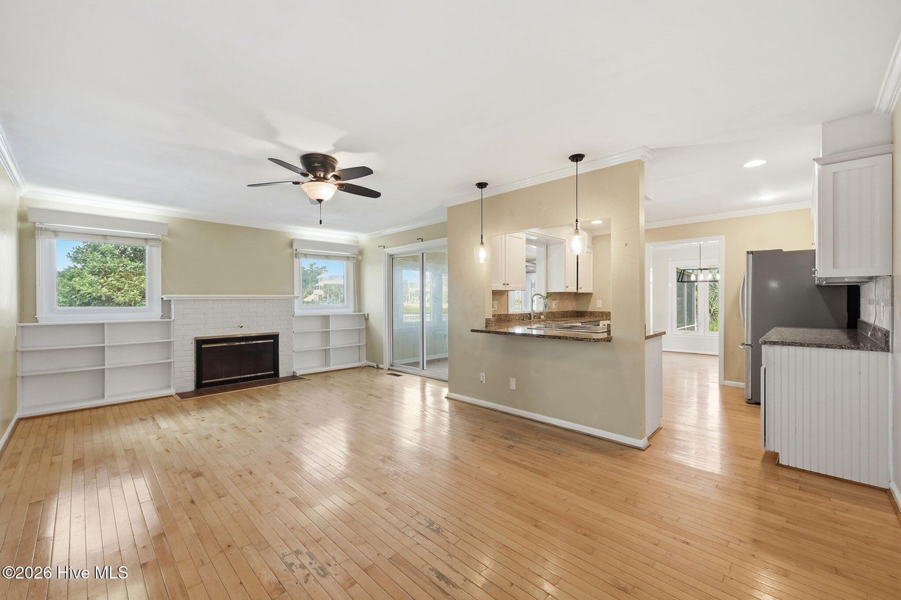 220 Club Point Dr - Photo 3 of 31
