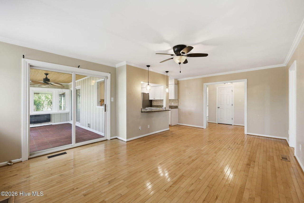 220 Club Point Dr - Photo 4 of 31