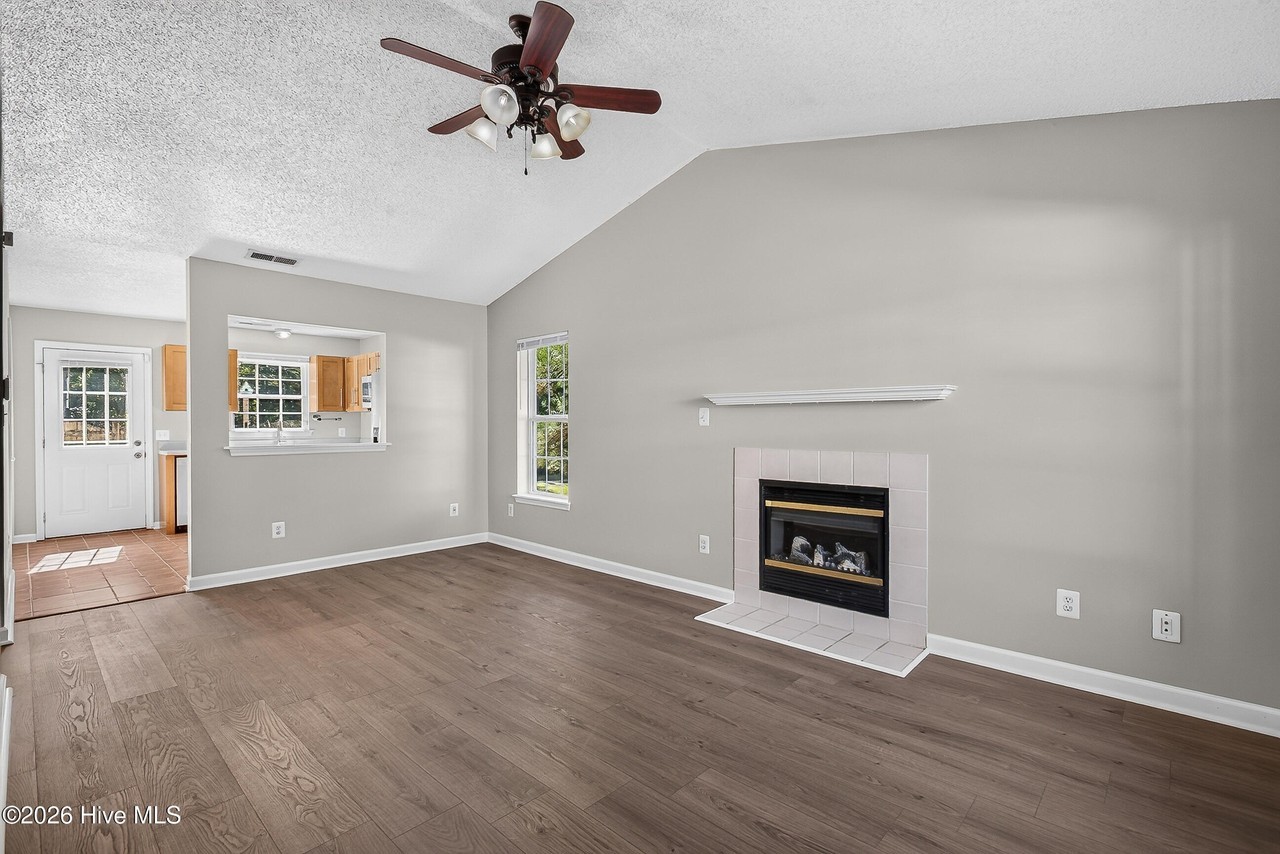 100 Meadowbrook Ln - Photo 4 of 23