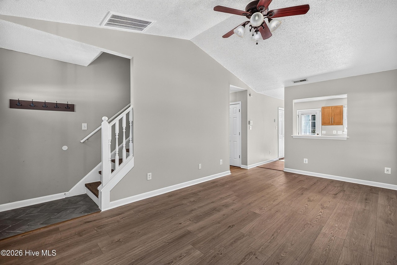 100 Meadowbrook Ln - Photo 5 of 23