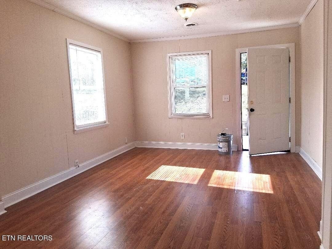 320 E Bell St - Photo 4 of 14