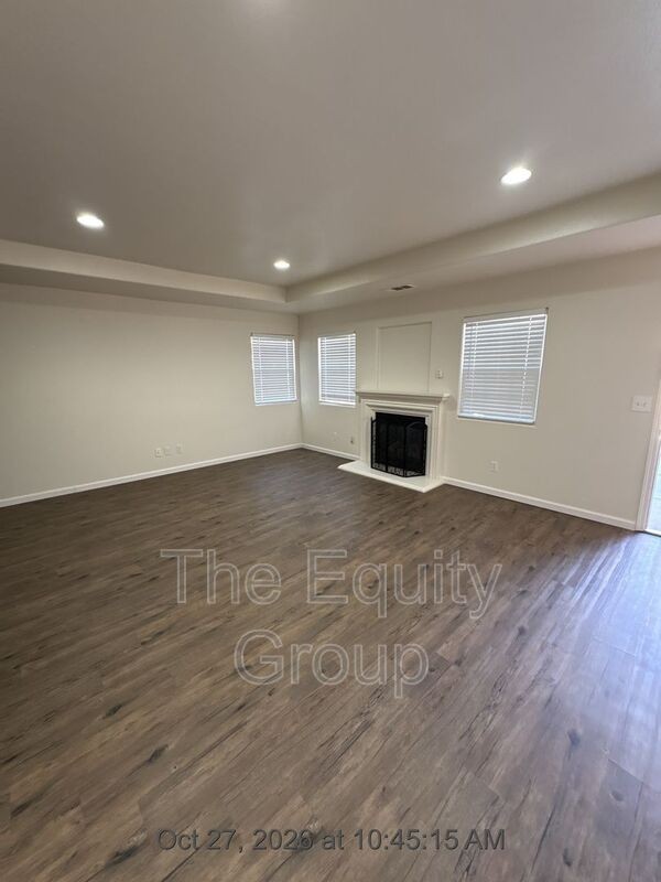 2224 N Vickie Ct - Photo 4 of 20