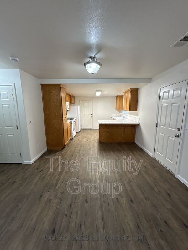 2224 N Vickie Ct - Photo 5 of 20
