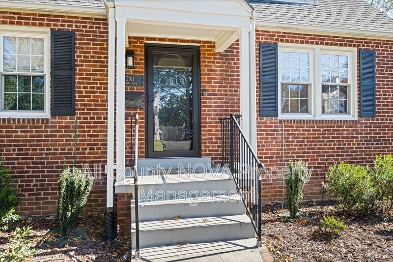 2911 Stuart Dr - Photo 3 of 46