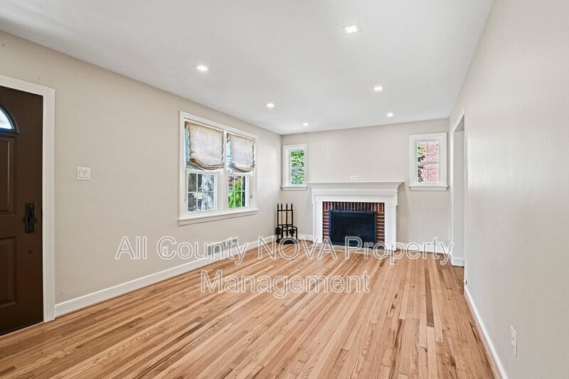 2911 Stuart Dr - Photo 4 of 46