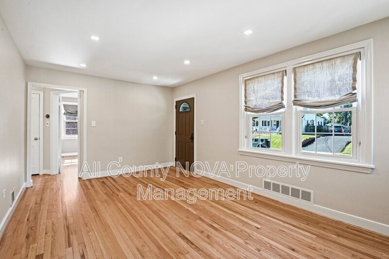 2911 Stuart Dr - Photo 5 of 46