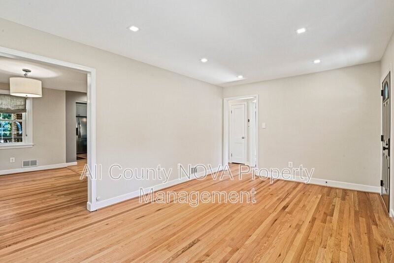 2911 Stuart Dr - Photo 6 of 46