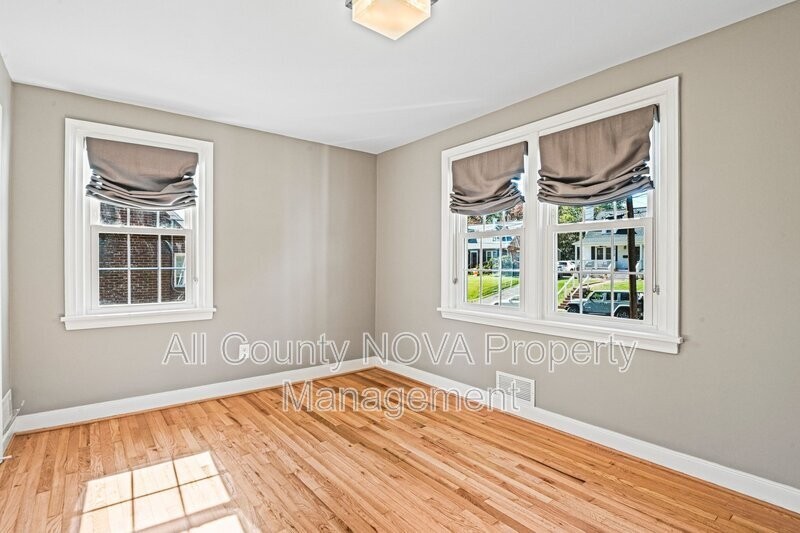 2911 Stuart Dr - Photo 7 of 46