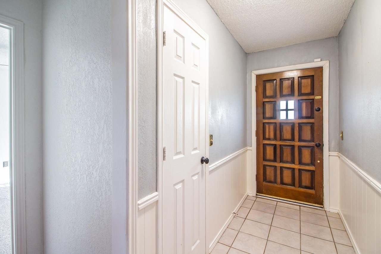5724 74th St - Photo 4 of 28