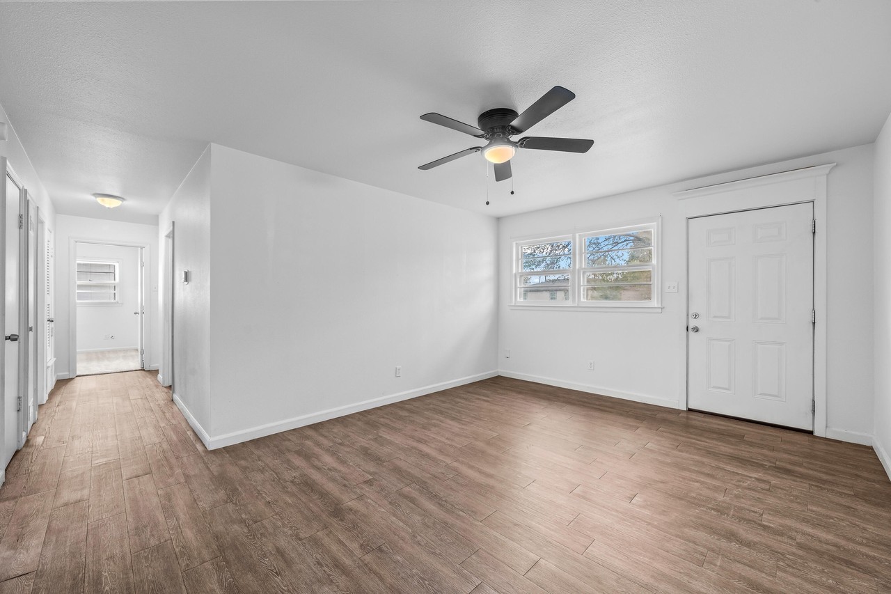 1606 42nd St - Photo 4 of 22