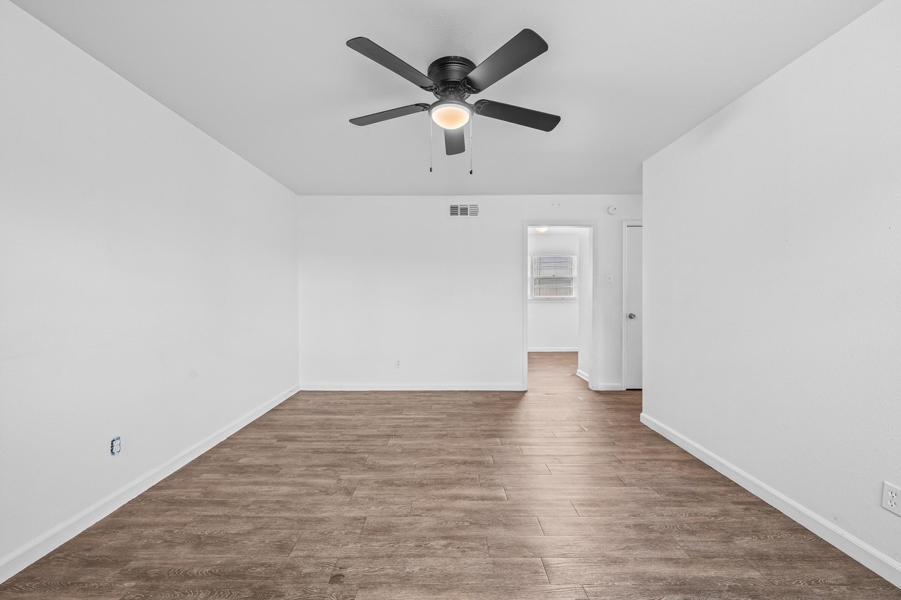 1606 42nd St - Photo 5 of 22