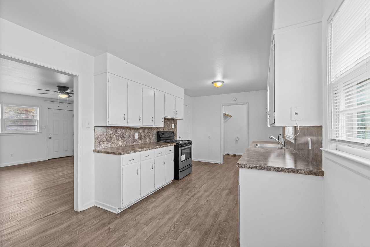 1606 42nd St - Photo 6 of 22