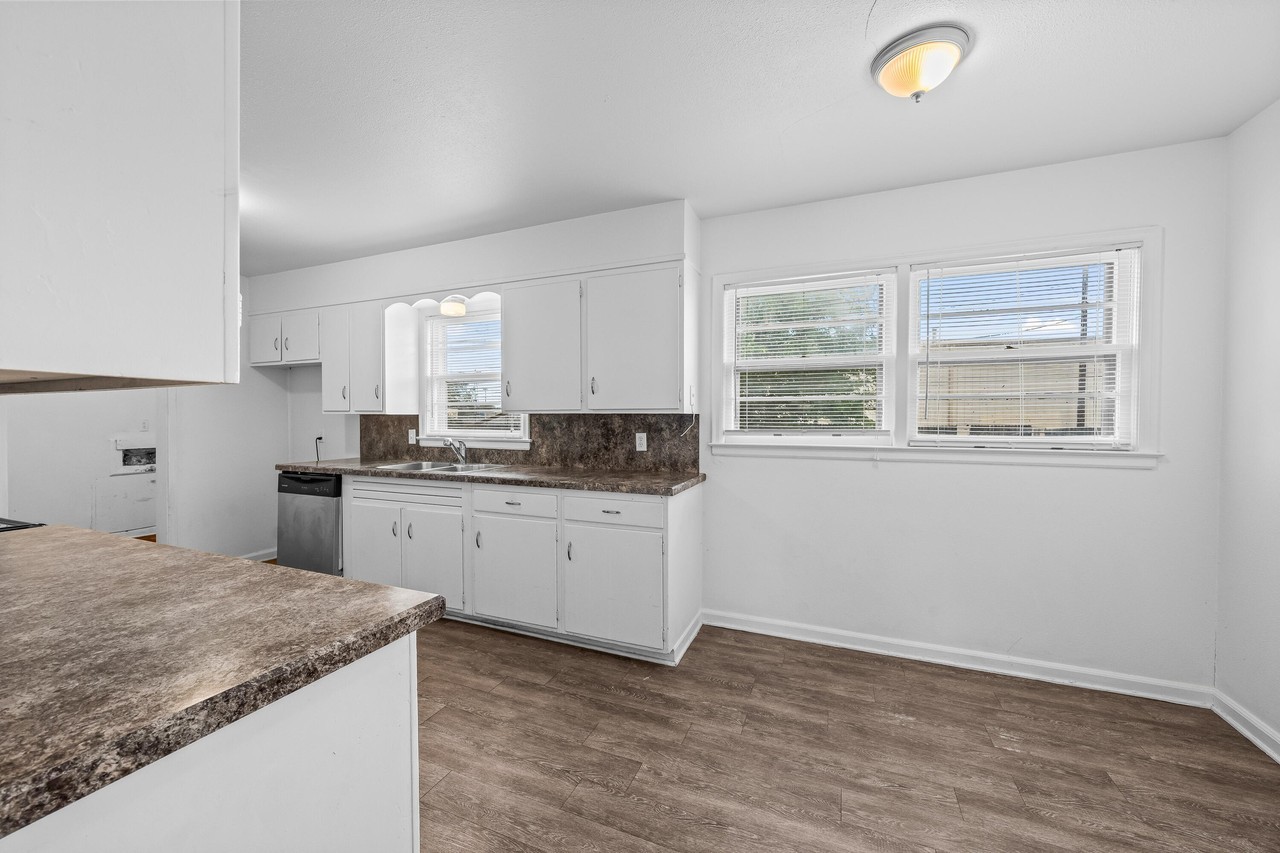 1606 42nd St - Photo 7 of 22