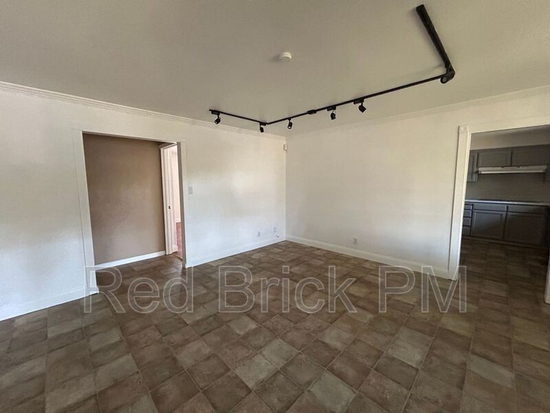 917 W 6th St - Photo 3 of 11