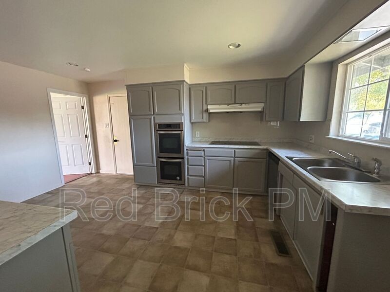 917 W 6th St - Photo 4 of 11