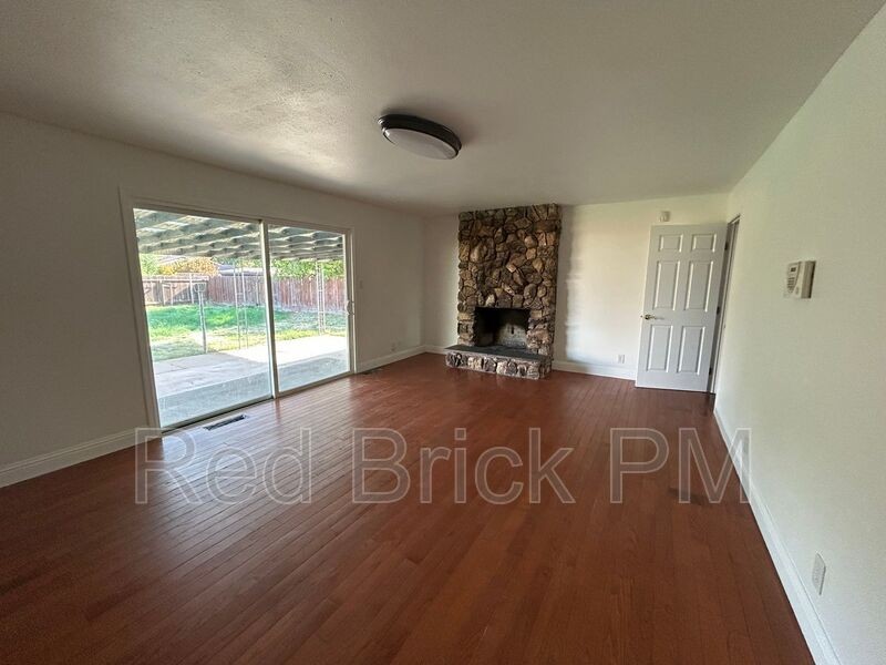 917 W 6th St - Photo 5 of 11