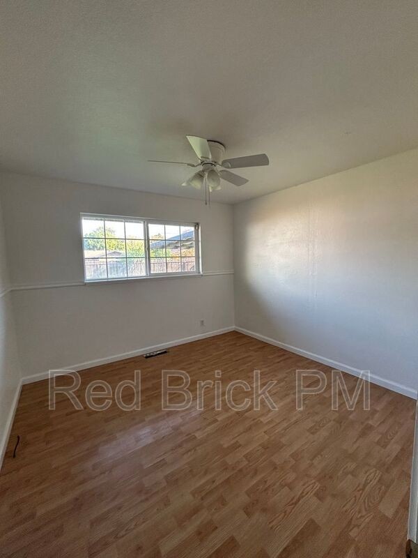 917 W 6th St - Photo 6 of 11