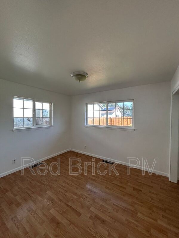 917 W 6th St - Photo 7 of 11