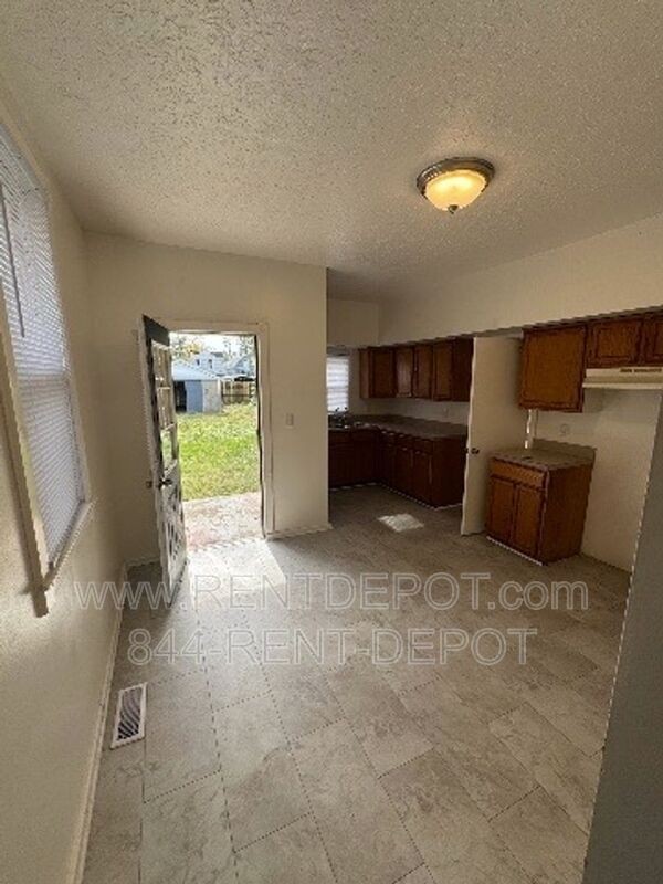 629 E Florida St - Photo 5 of 15