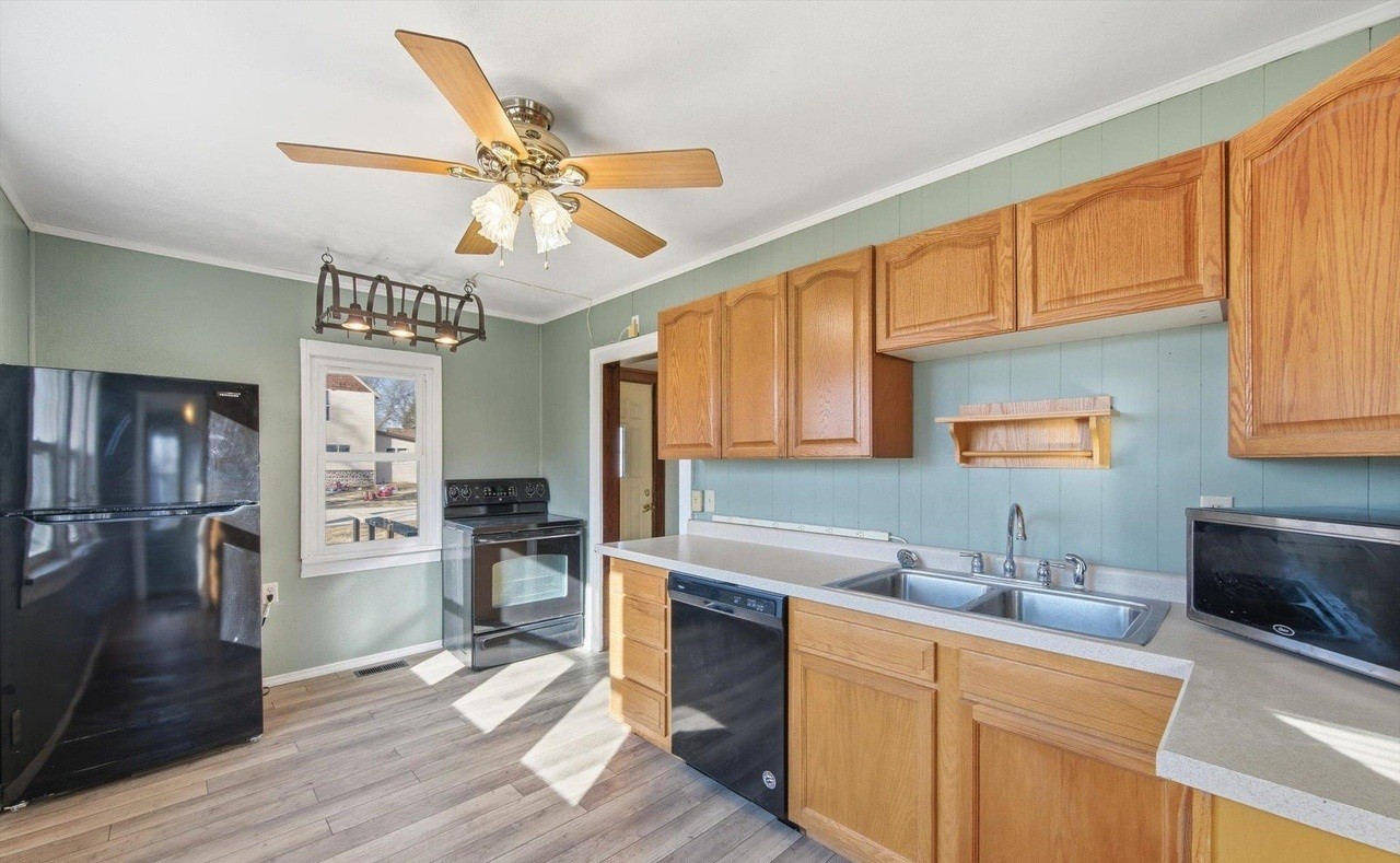 203 E 6th St - Photo 3 of 21