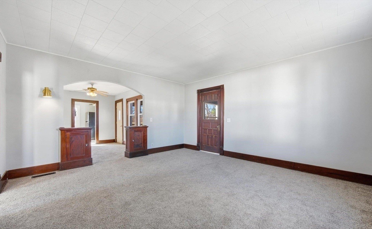 203 E 6th St - Photo 7 of 21