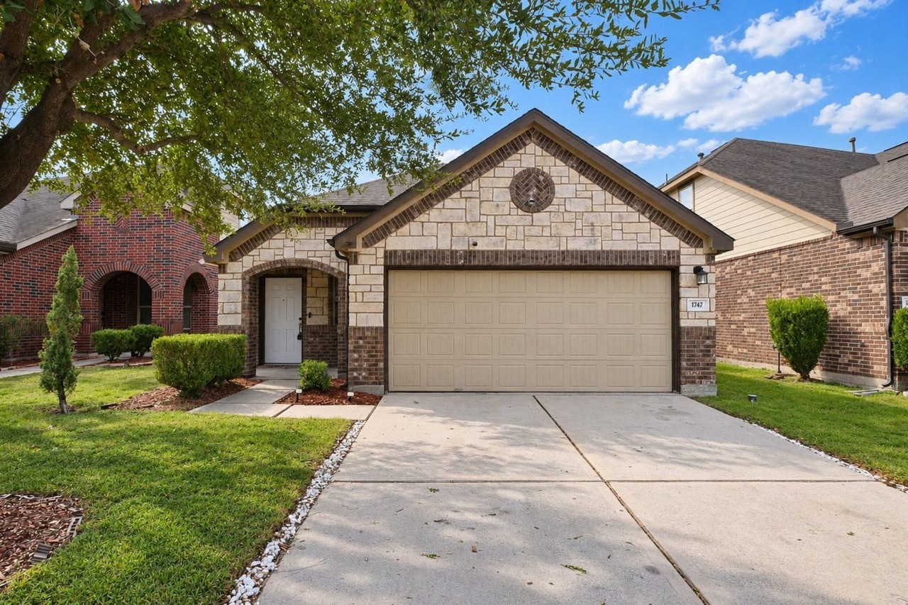 1747 York Creek Dr - Photo 2 of 32