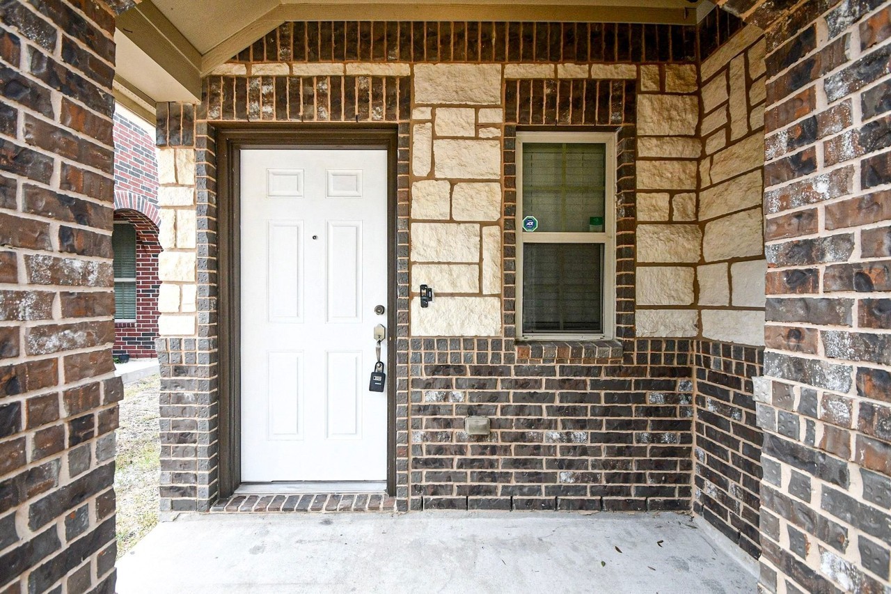 1747 York Creek Dr - Photo 4 of 32