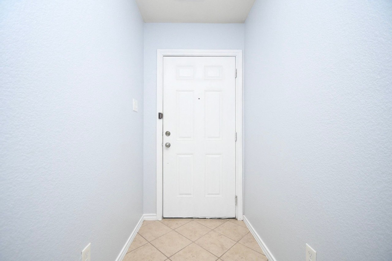 1747 York Creek Dr - Photo 5 of 32