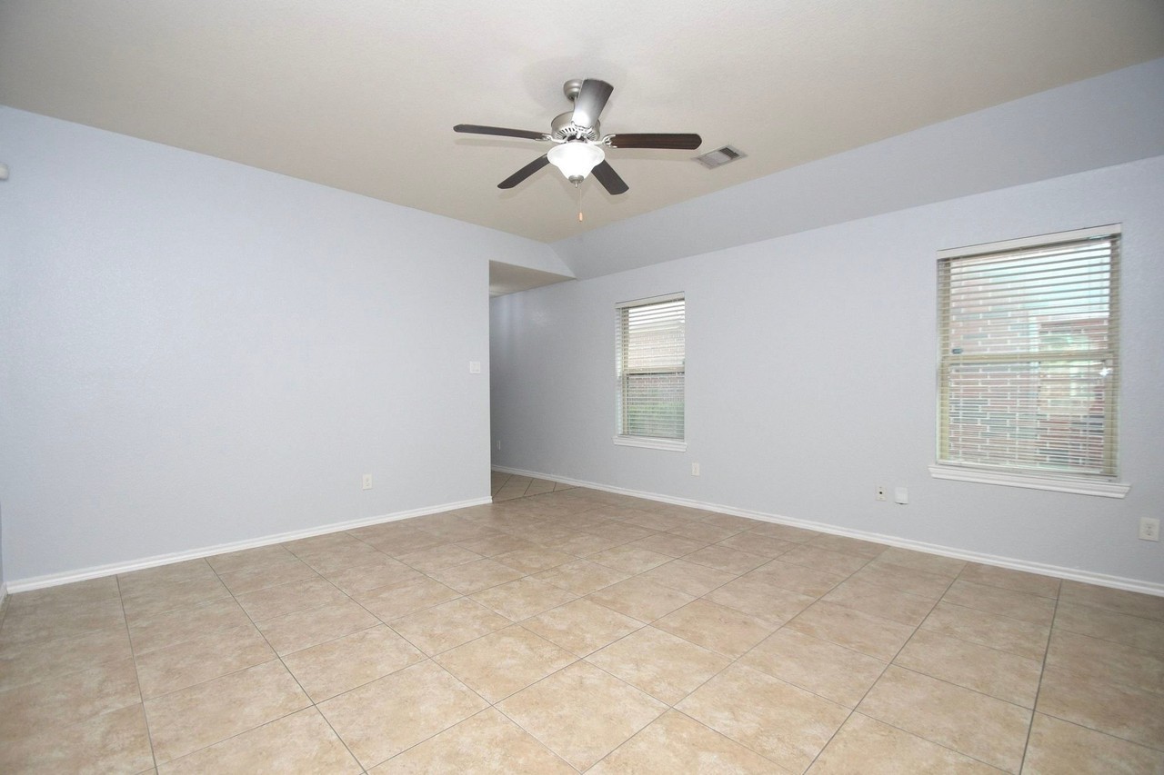 1747 York Creek Dr - Photo 7 of 32