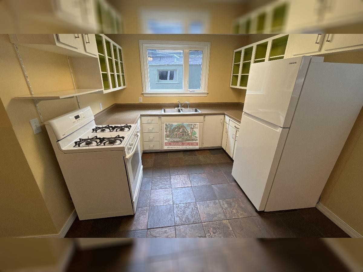 1038 Cooper Ave - Photo 4 of 12