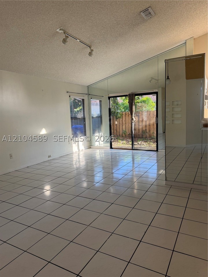 709 Holly St - Photo 4 of 13