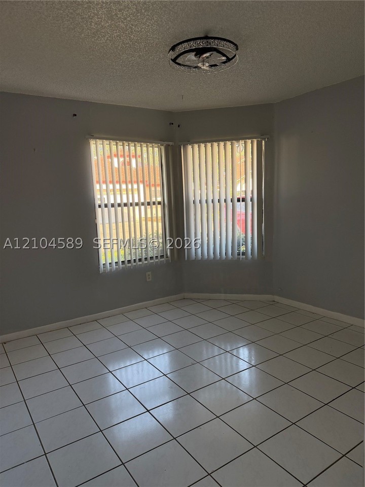 709 Holly St - Photo 5 of 13