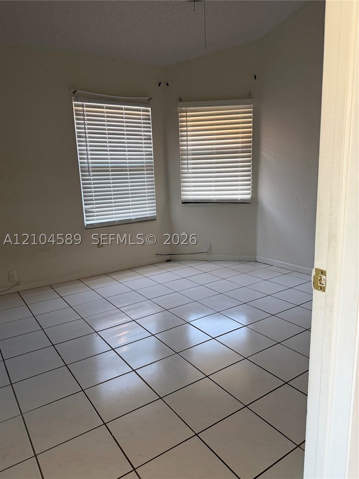 709 Holly St - Photo 6 of 13