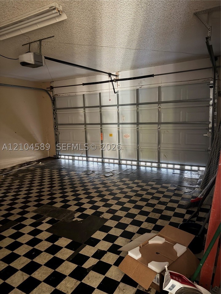 709 Holly St - Photo 7 of 13