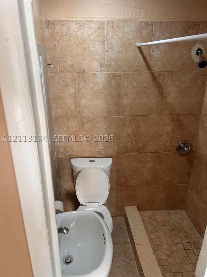 125 Nw 193rd St #2 - Photo 7 of 17