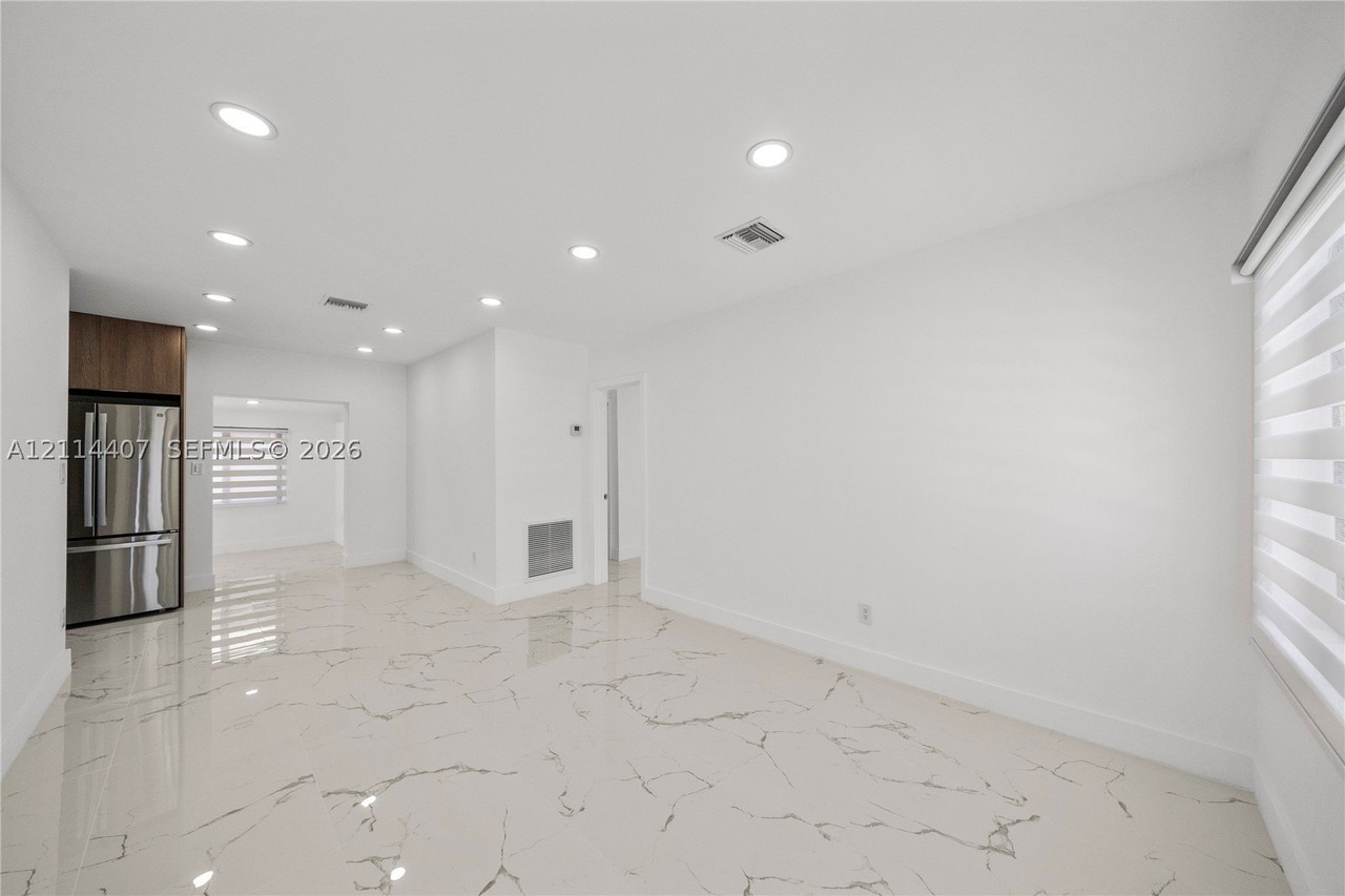 3627 Sw 3rd St #1 - Photo 5 of 25
