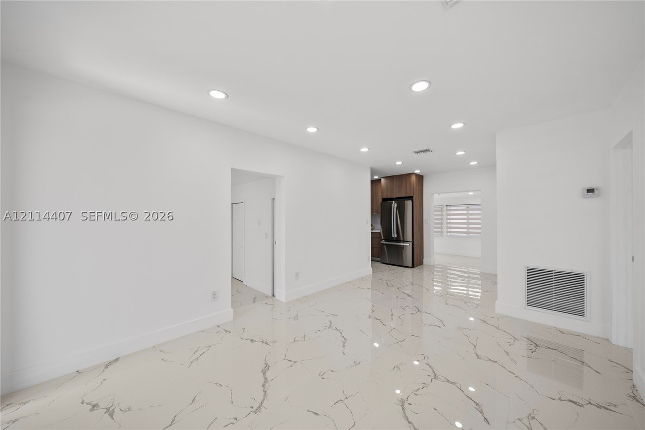 3627 Sw 3rd St #1 - Photo 6 of 25
