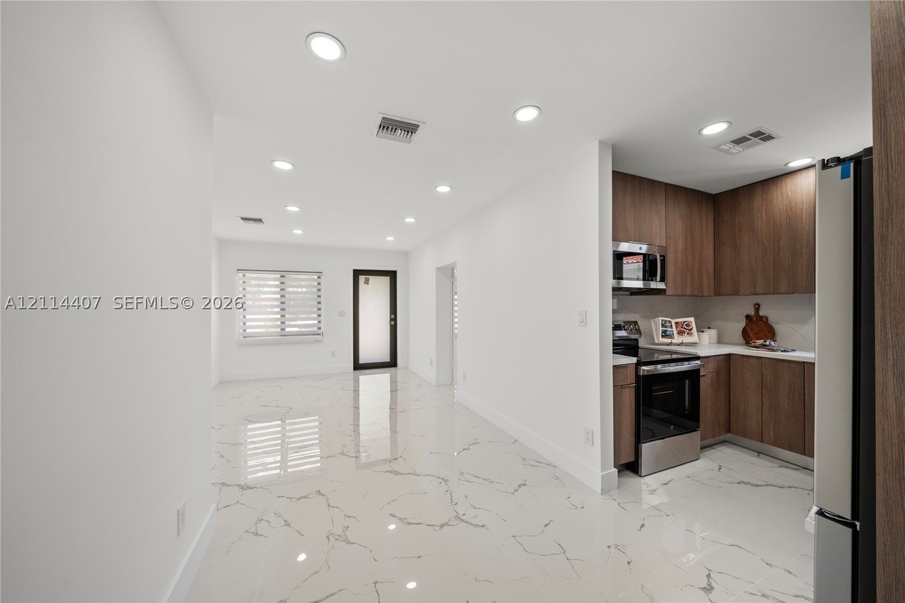 3627 Sw 3rd St #1 - Photo 7 of 25