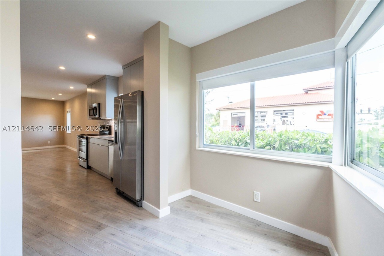 2400 Ne 26th St #4 - Photo 3 of 20