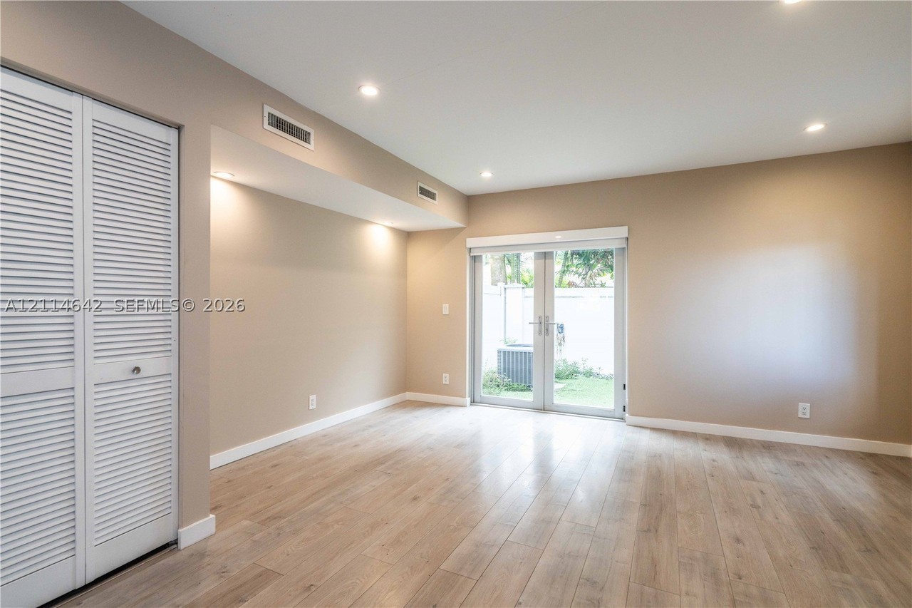2400 Ne 26th St #4 - Photo 4 of 20