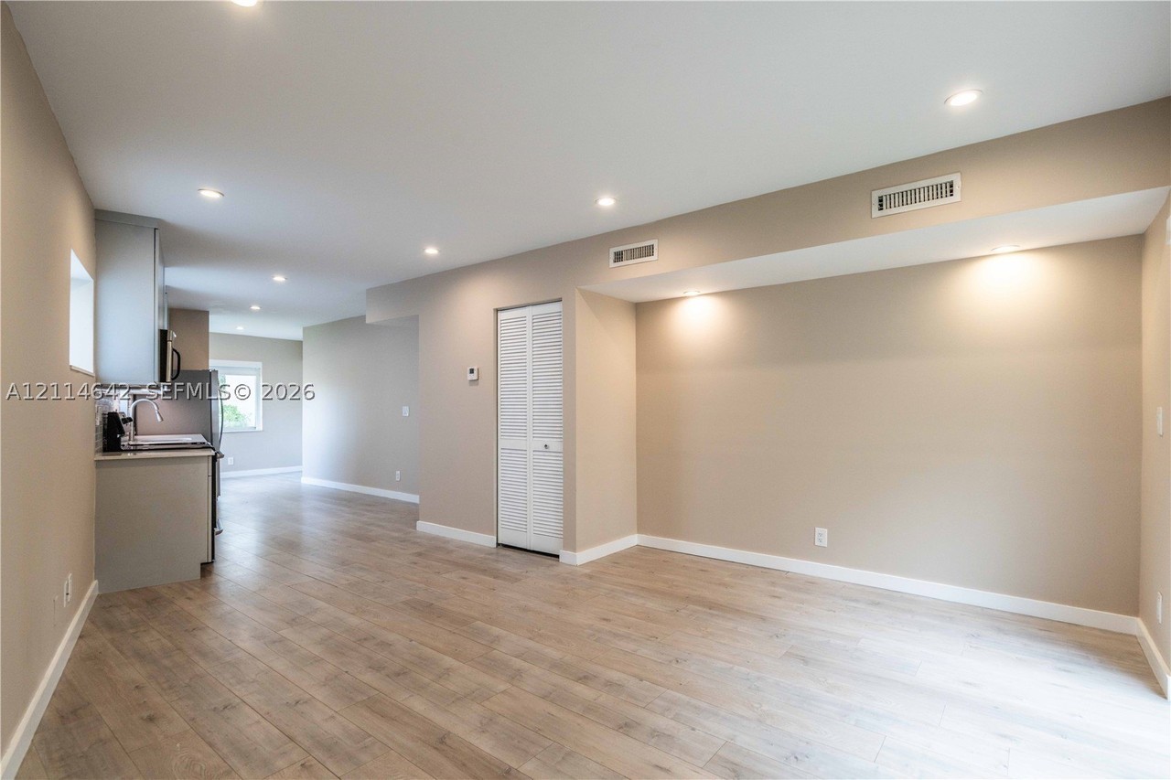 2400 Ne 26th St #4 - Photo 5 of 20