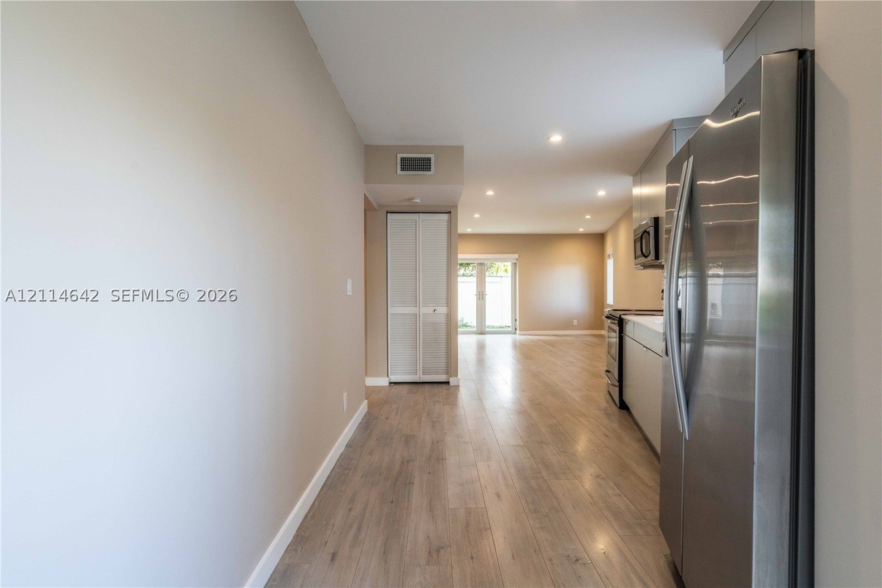 2400 Ne 26th St #4 - Photo 6 of 20