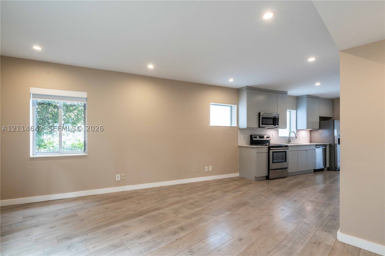 2400 Ne 26th St #4 - Photo 7 of 20
