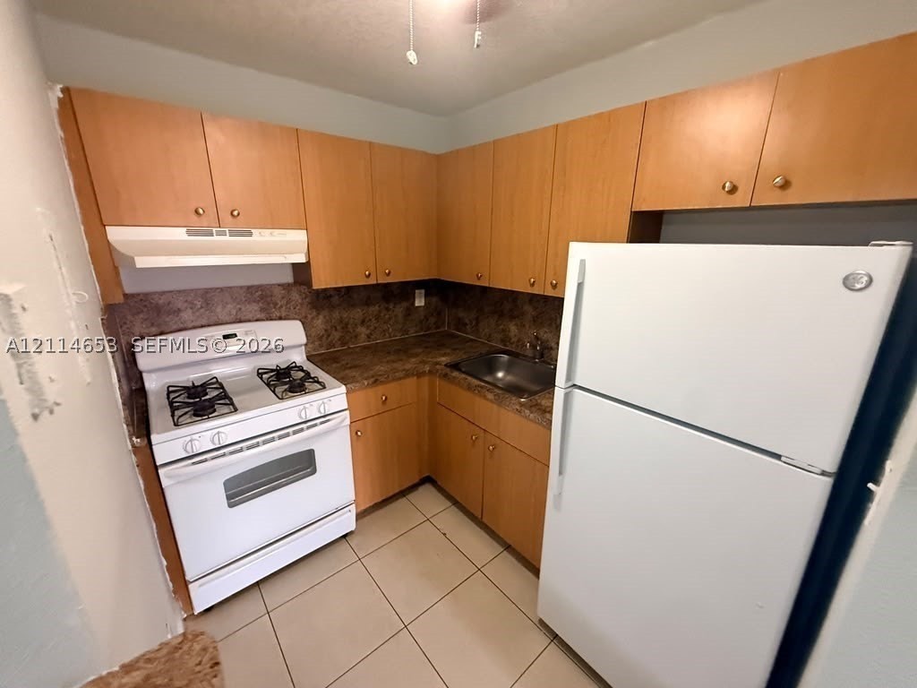 350 E 21st St #209 - Photo 2 of 5