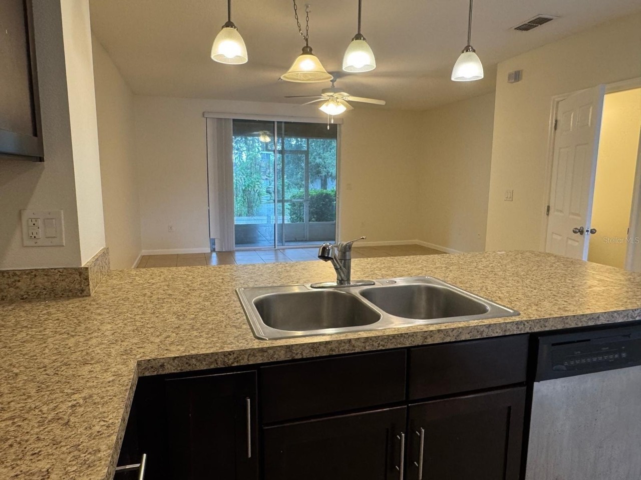1418 Chelsea Dr - Photo 5 of 30