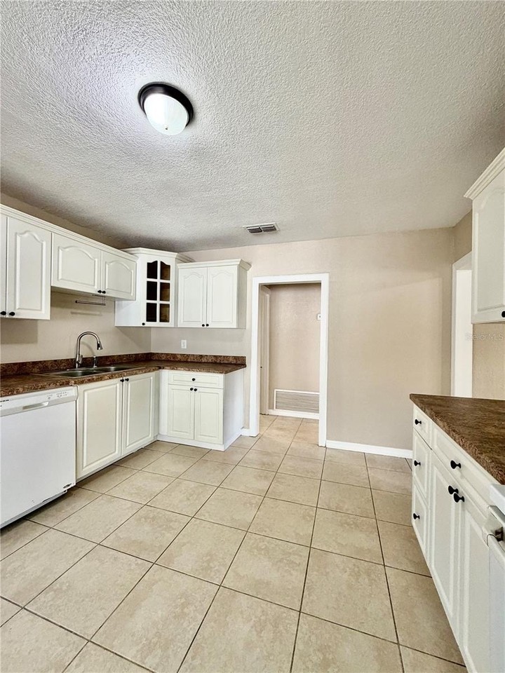 3123 W Douglas St - Photo 3 of 28