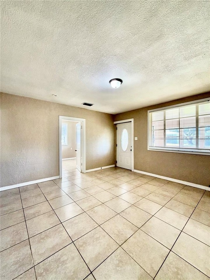 3123 W Douglas St - Photo 6 of 28