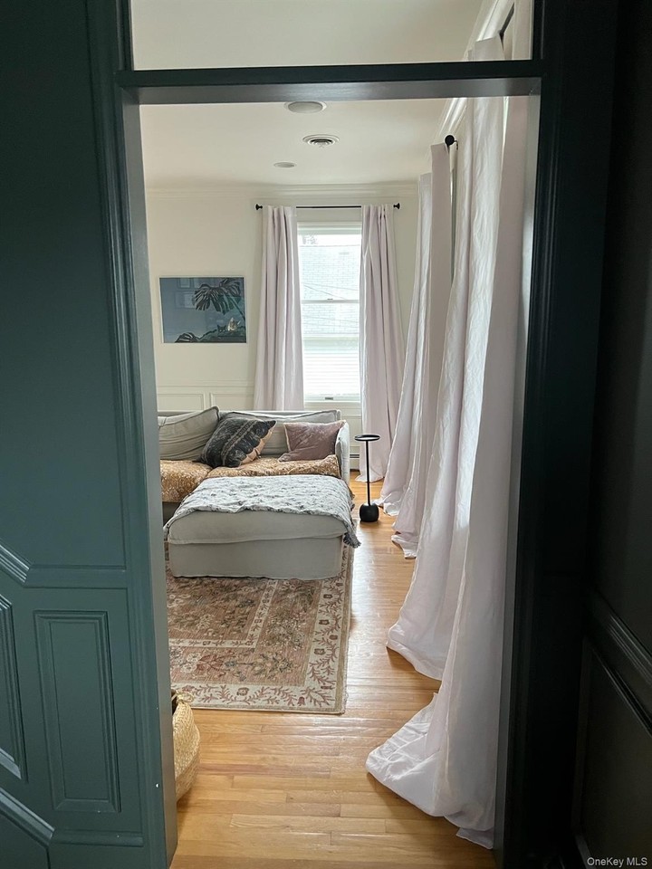 418 Tompkins Ave - Photo 4 of 12