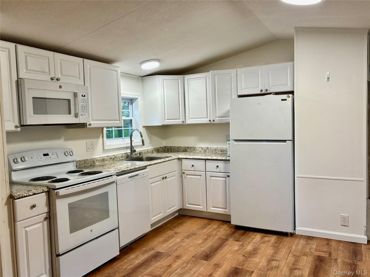 471 Hurd Rd - Photo 3 of 16